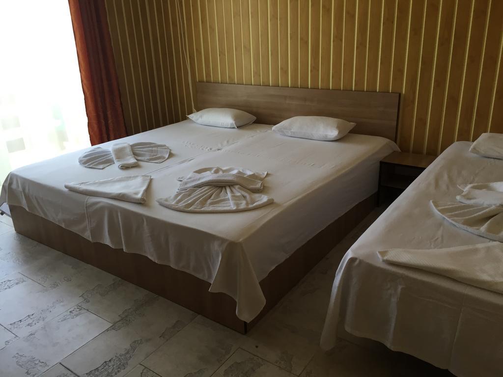 Vila Nusa Hotel เอโฟริเอนอร์ด ภายนอก รูปภาพ